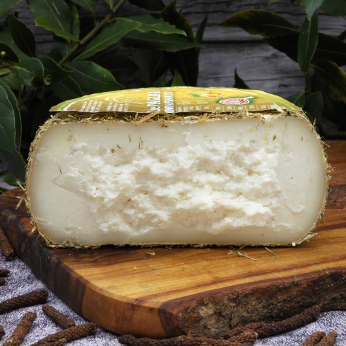 Pecorino Affinato nel Fieno e Paglia Caseificio Maremma