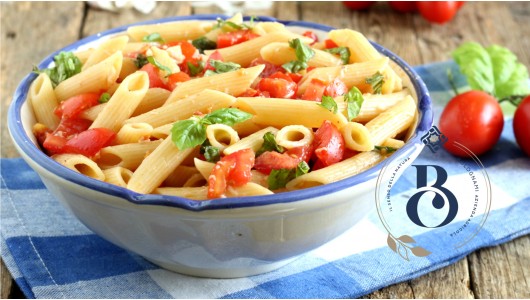 Pasta Fría con Tomate Pecorino y Albahaca